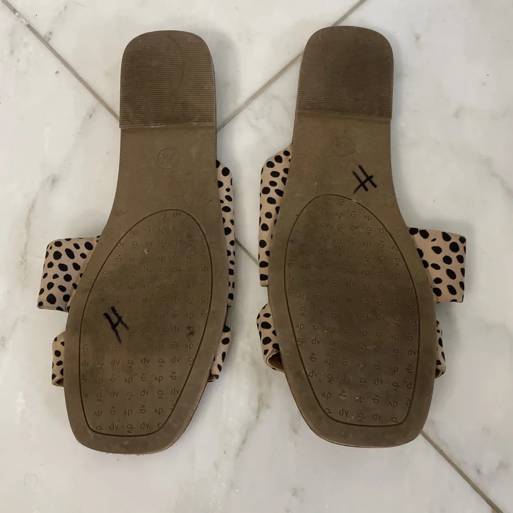 DV Dolce Vita Women's 7.5 Leopard Print Flat Strappy Sandals Good Condition - Picture 6 of 6